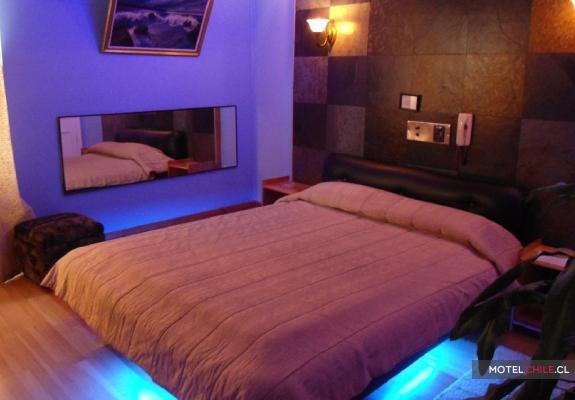 Habitaciones del Motel Bleunuit Ecuador, Valparaíso | http://www.motelchile.cl/ Habitaciones del Motel Bleunuit Monjas, Valparaíso | http://www.motelchile.cl/